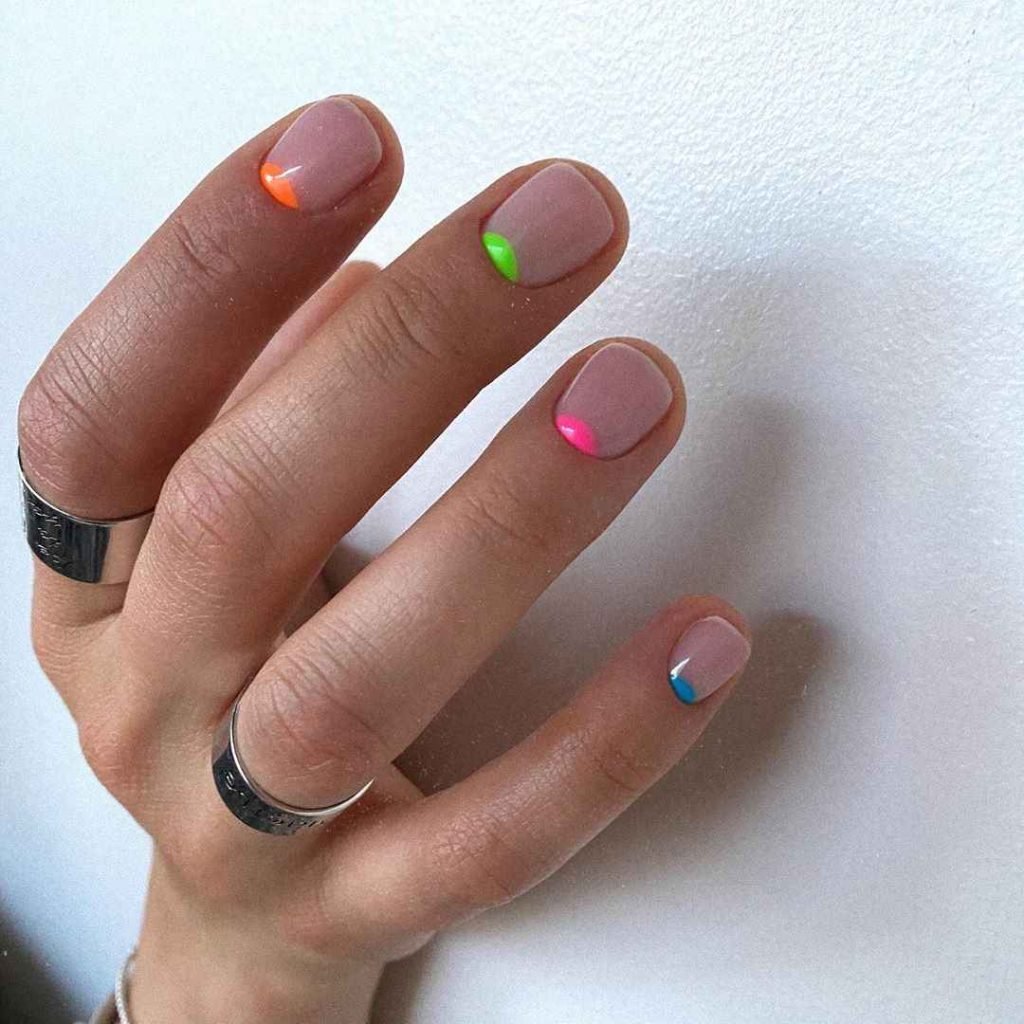 Маникюр с неоновым желтым