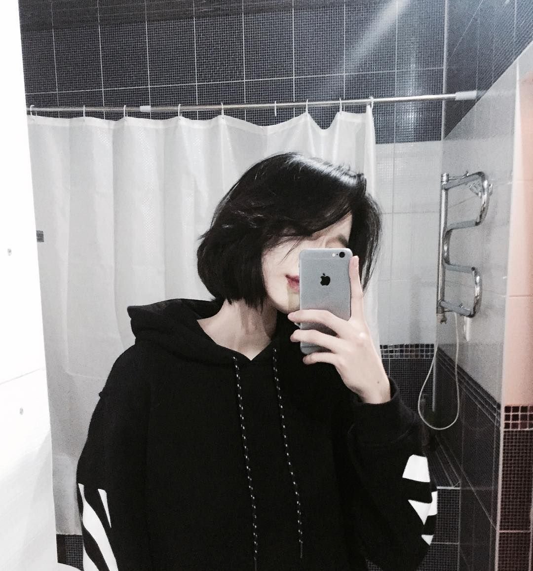 Кореянка с короткими чёрными волосами