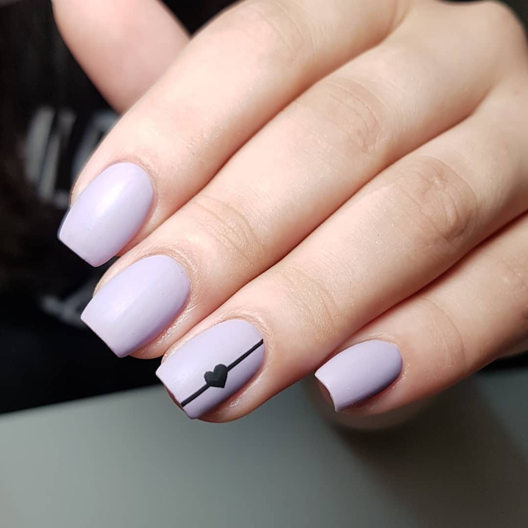 Белый маникюр со стразами