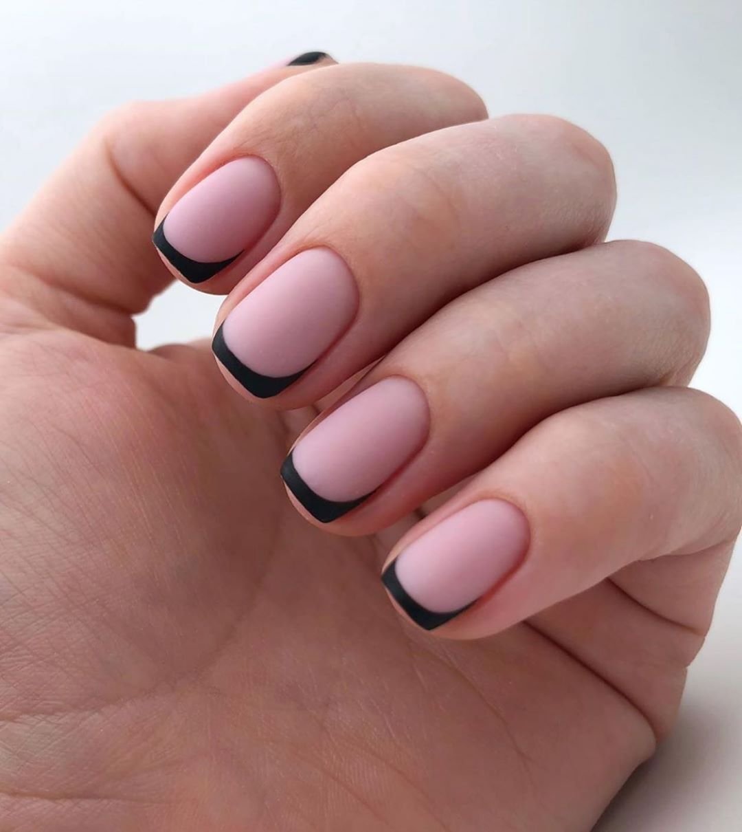 Светоотражающий маникюр 2022