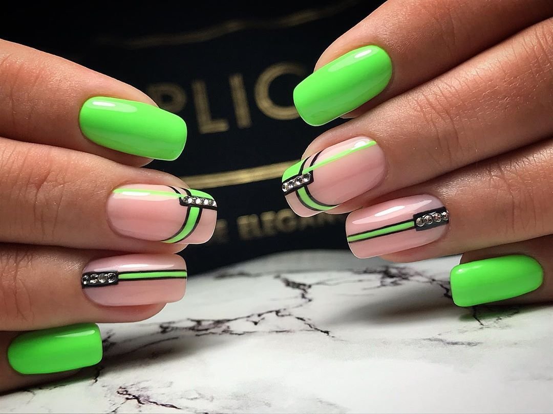 Красивый маникюр с полосками