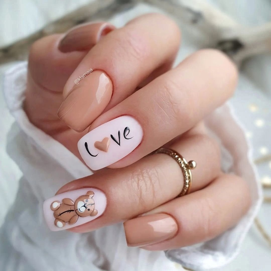 Маникюр белый матовый с золотом