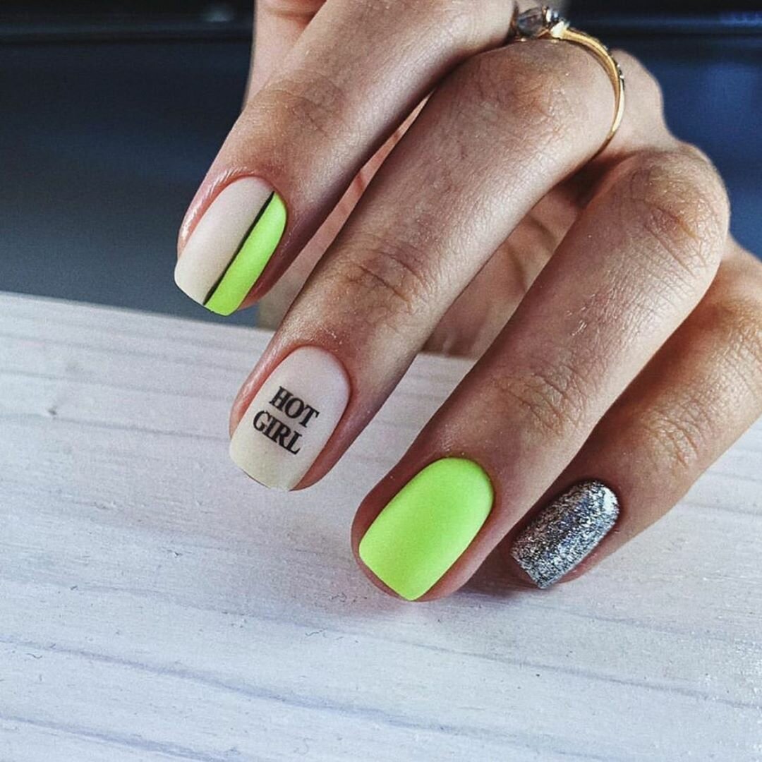 Красивый стильный маникюр на короткие ногти