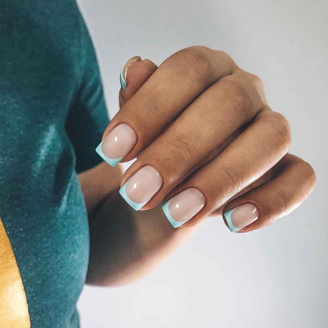 Маникюр розовый с белым