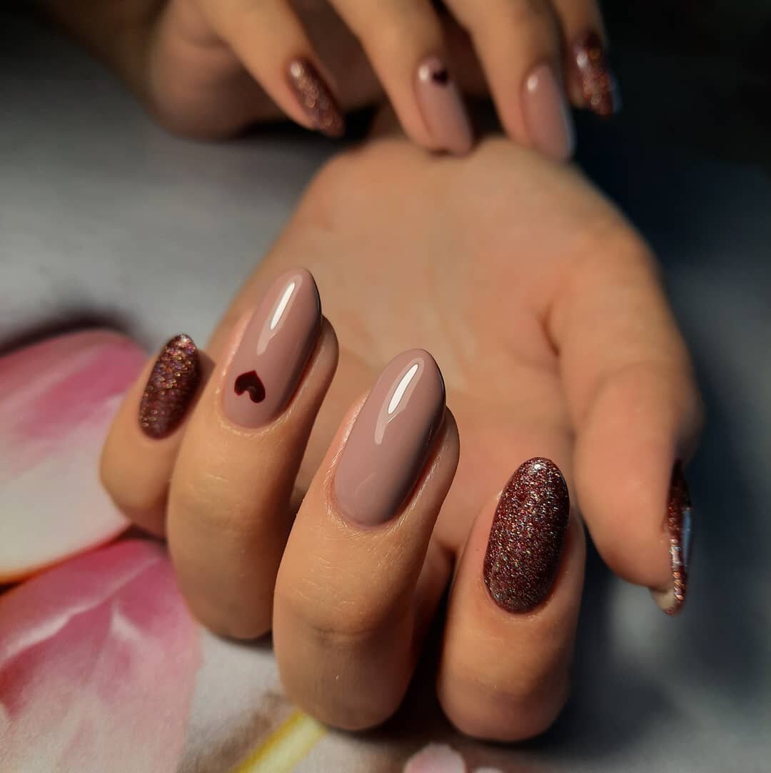 Ногти коричневые с бежевым