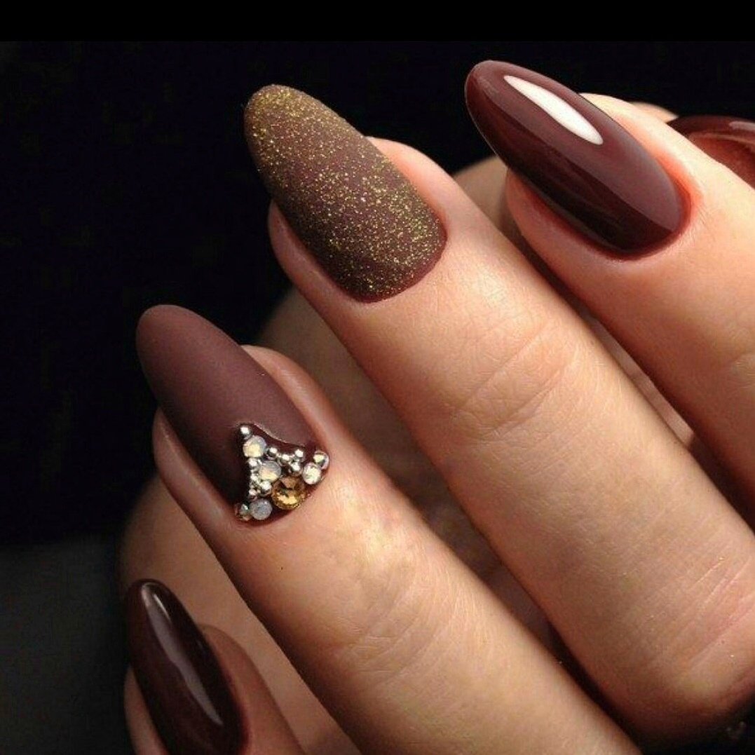 Коричневый матовый маникюр миндаль