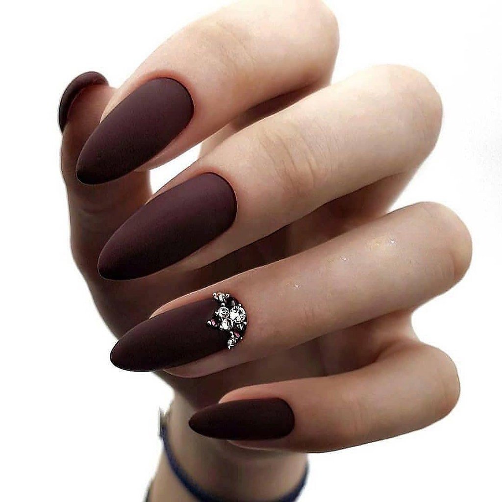 Ногти бордовые матовые миндаль 2021