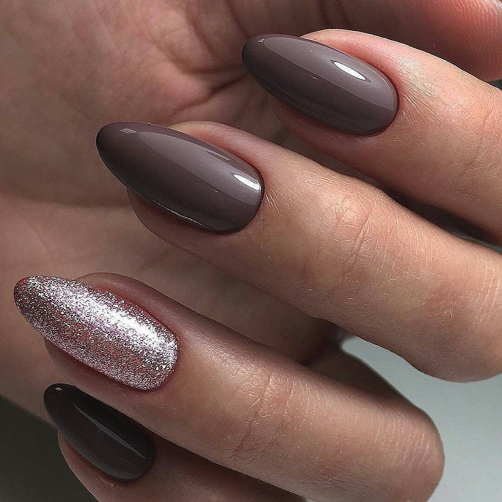 Маникюр в серо коричневых тонах