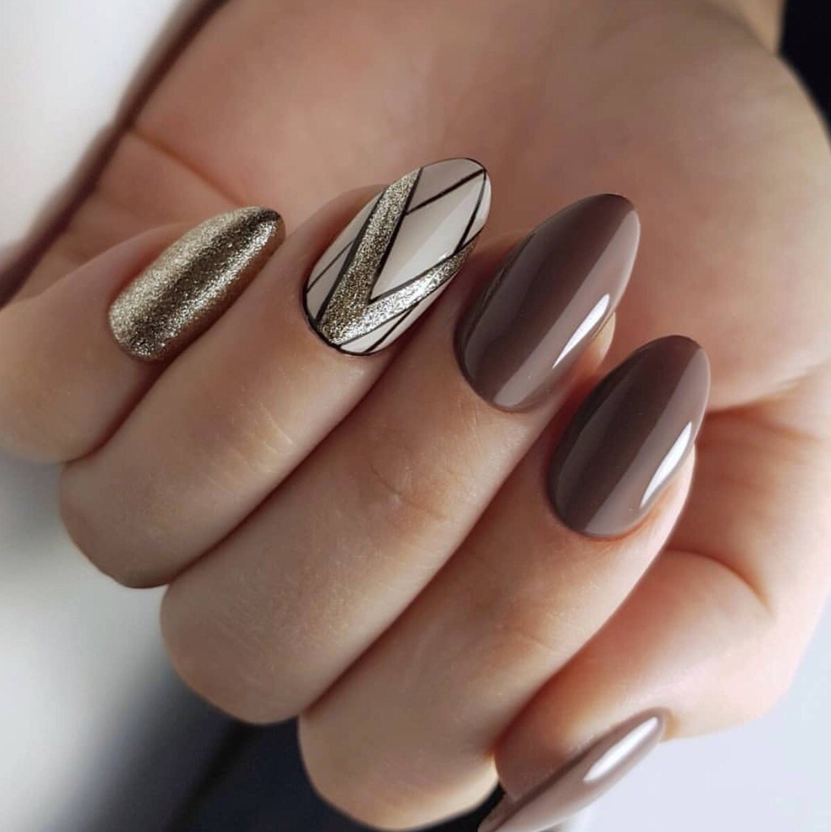 Стильный коричневый маникюр