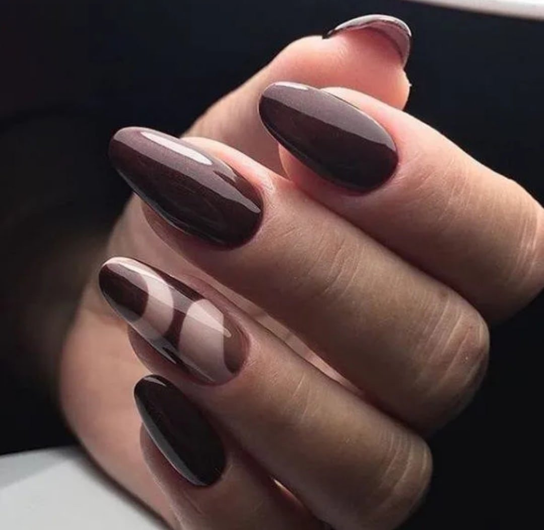 Коричневый маникюр миндаль