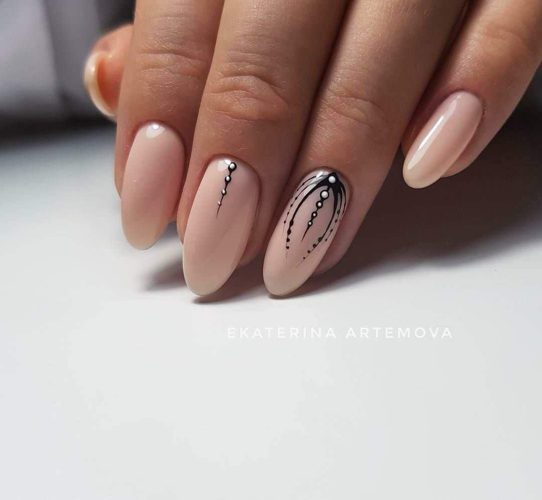 Нюдовые ногти с геометрией миндаль