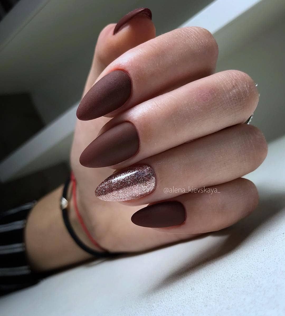 Маникюр коричневый матовый