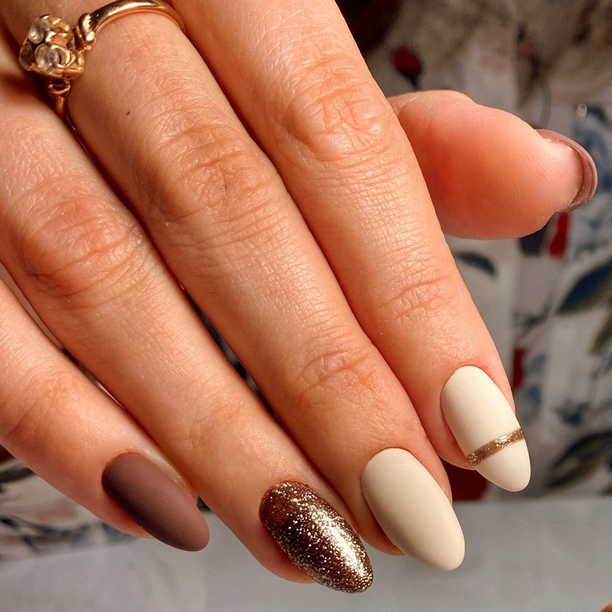 Маникюр миндаль коричневый с бежевым