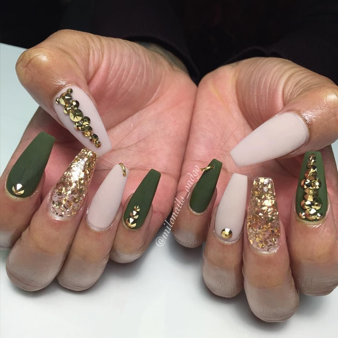 Ногти изумрудного цвета с золотом