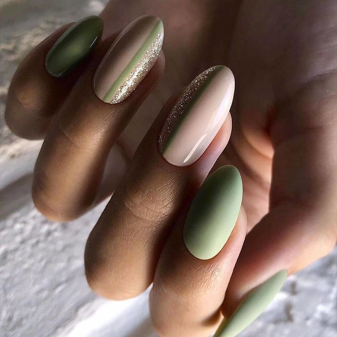 Ногти болотного цвета