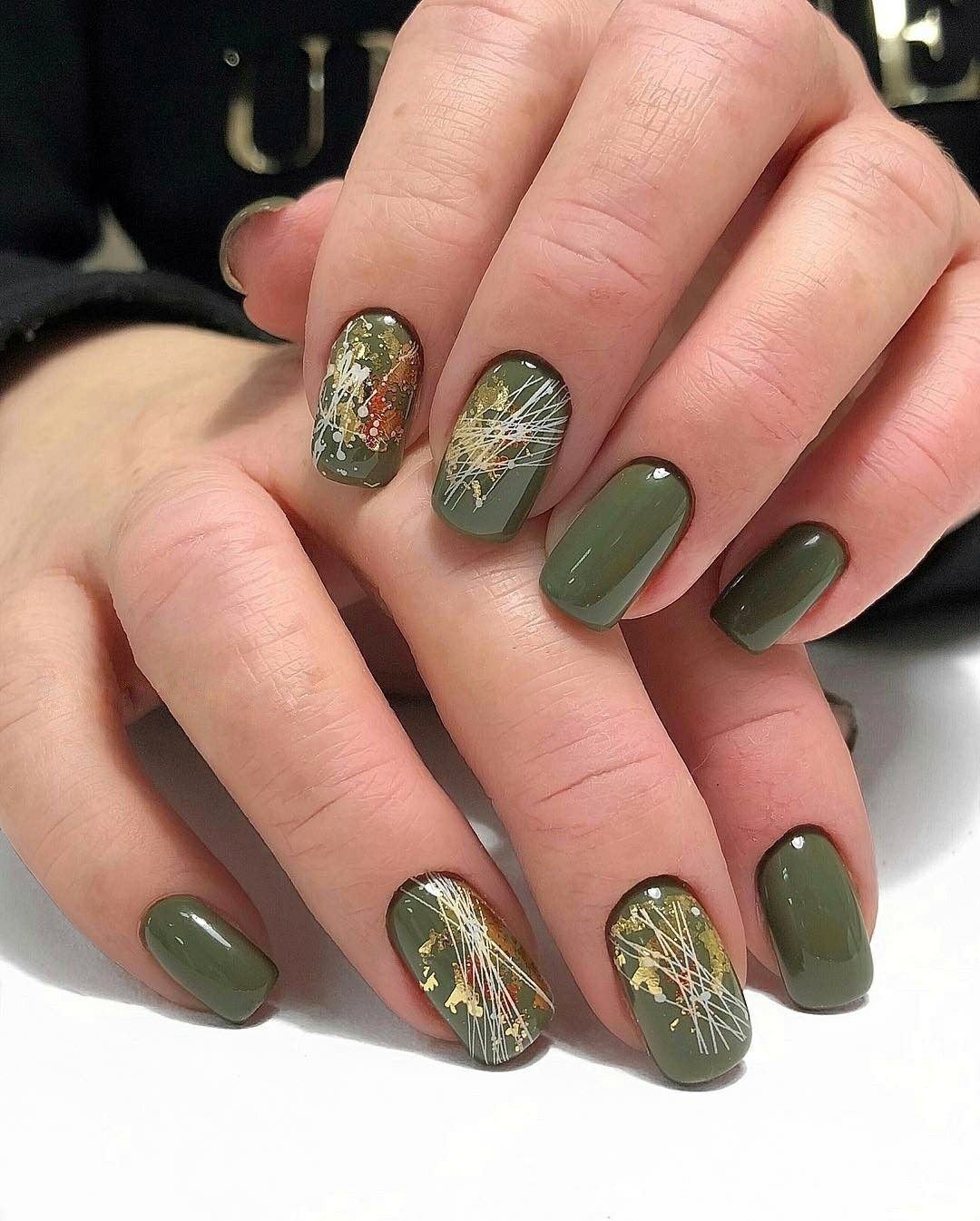 Маникюр зелёный сфольгой