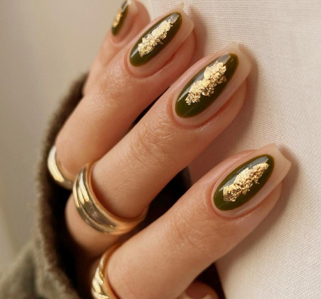Маникюр хаки с золотом