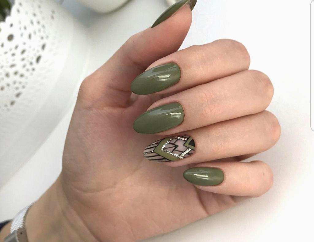 Маникюр овальный зеленый