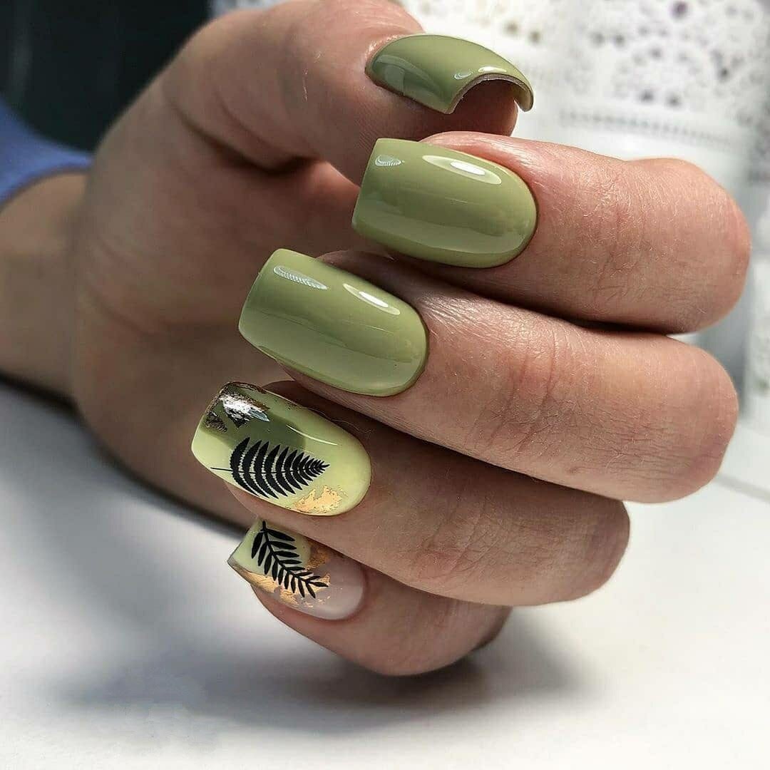 Маникюр цвета хаки с золотом