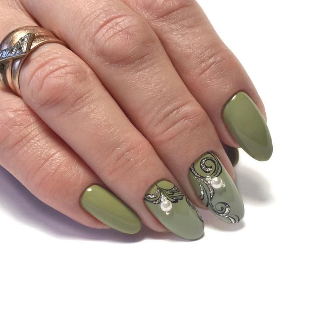 Болотно зеленый маникюр