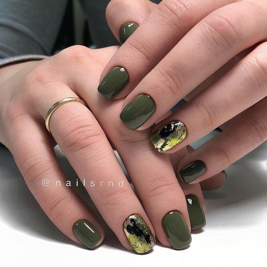 Ногти болотного цвета