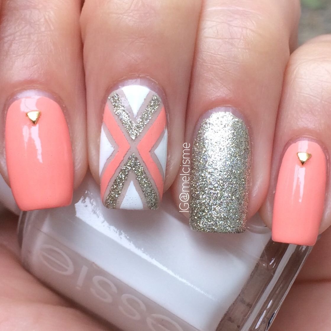 Маникюр коралловый с серебром