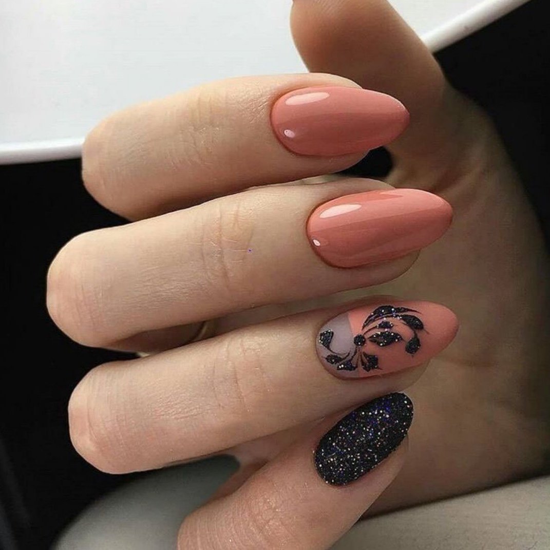 Маникюр в лососевых тонах на короткие ногти