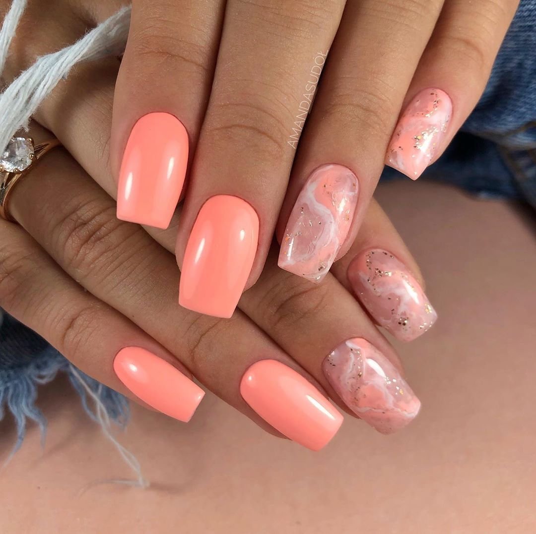 Неоновый персиковый маникюр