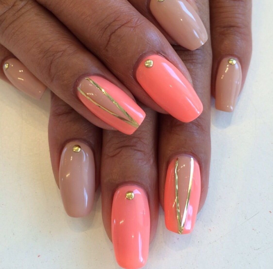 Лососевый цвет ногтей