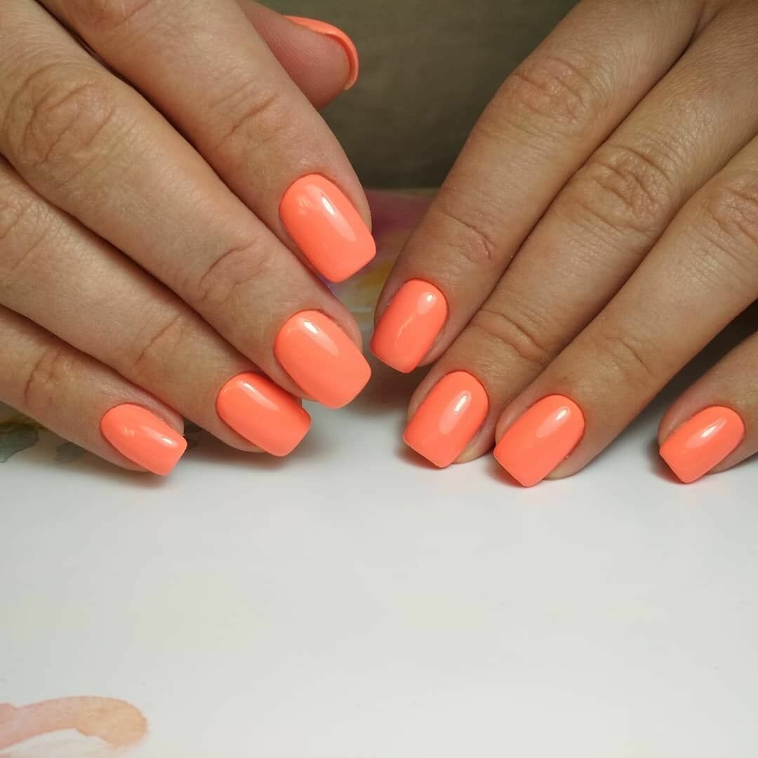 Маникюр кораллового цвета
