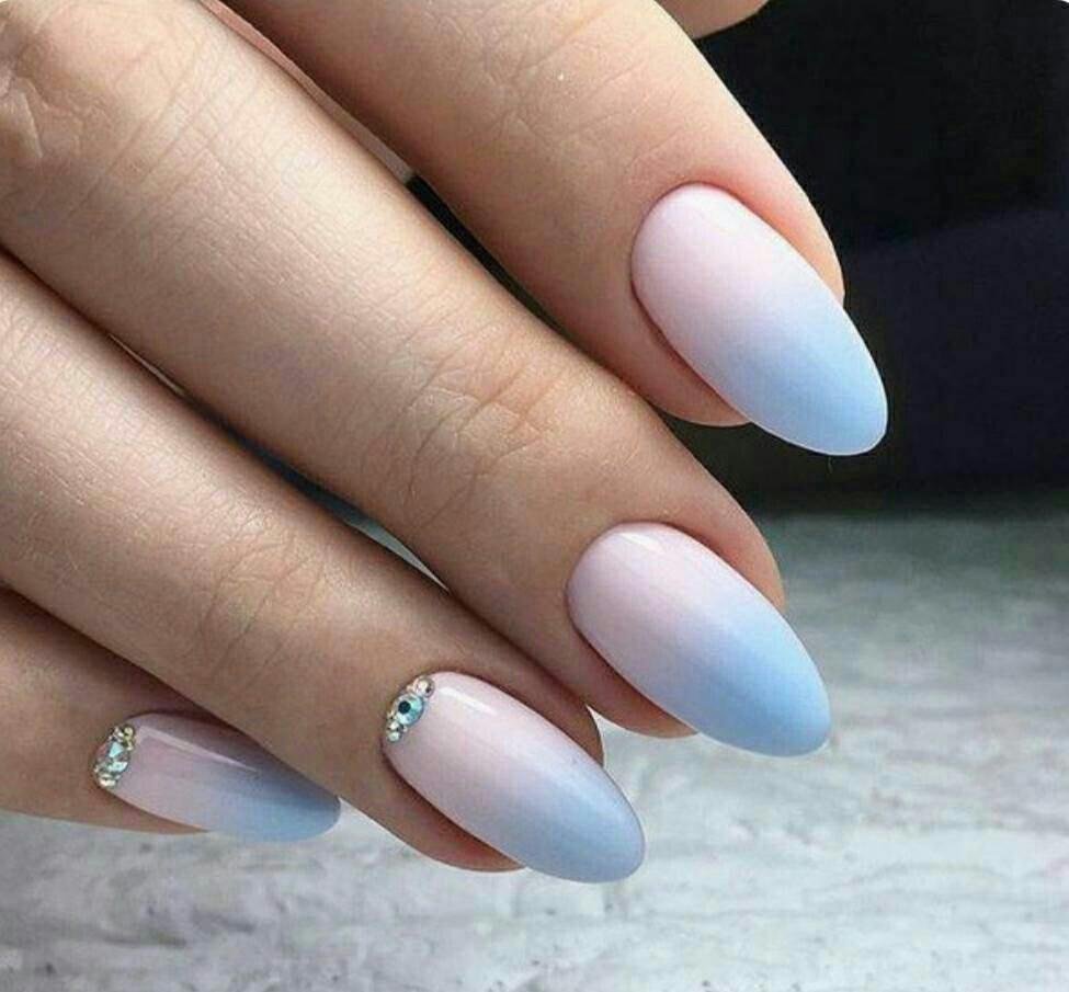 Нежный маникюр наращивание голубой