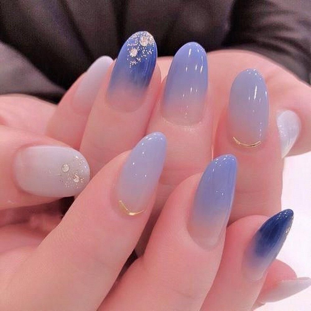 Полупрозрачный голубой маникюр