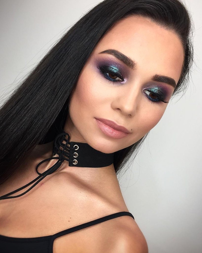 Блондинка с нарощенными ресницами