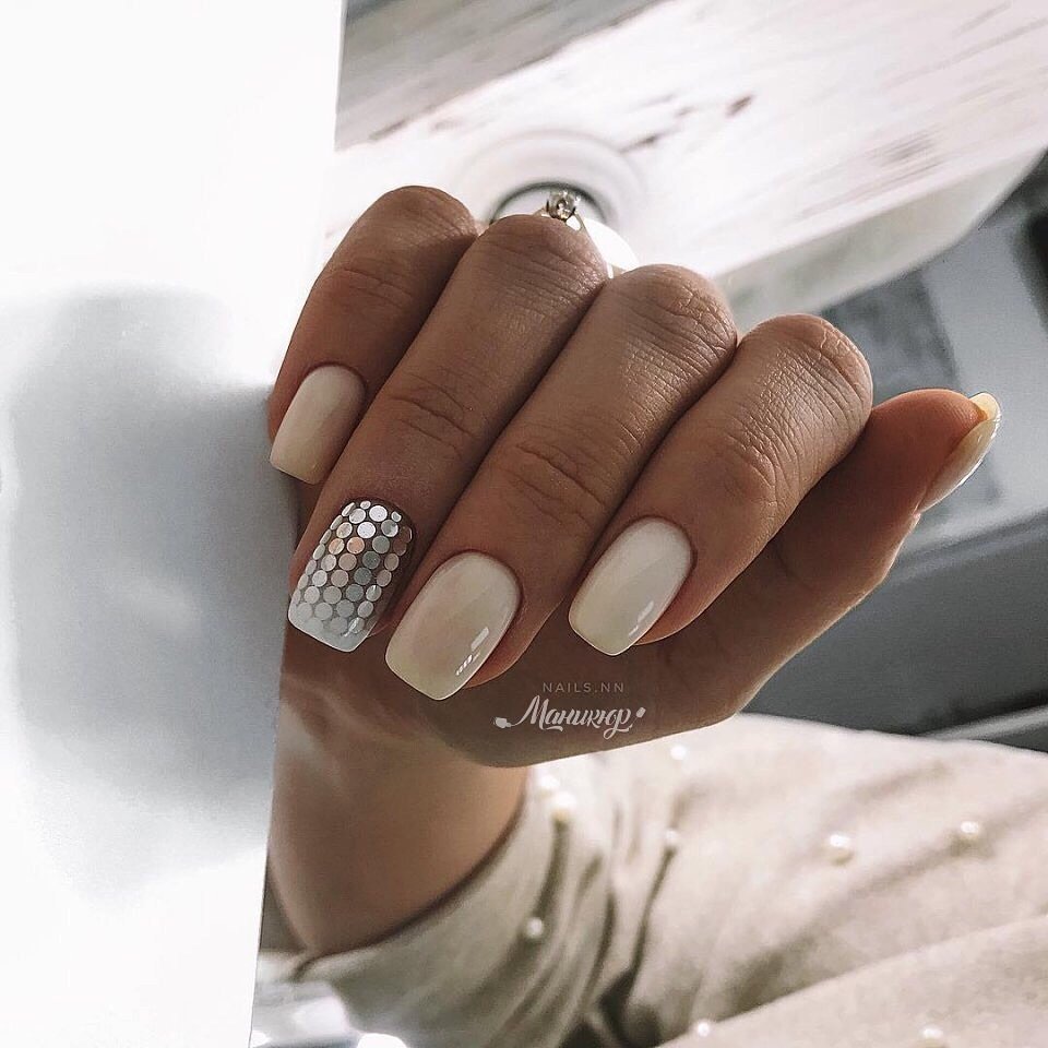 Молочный маникюр