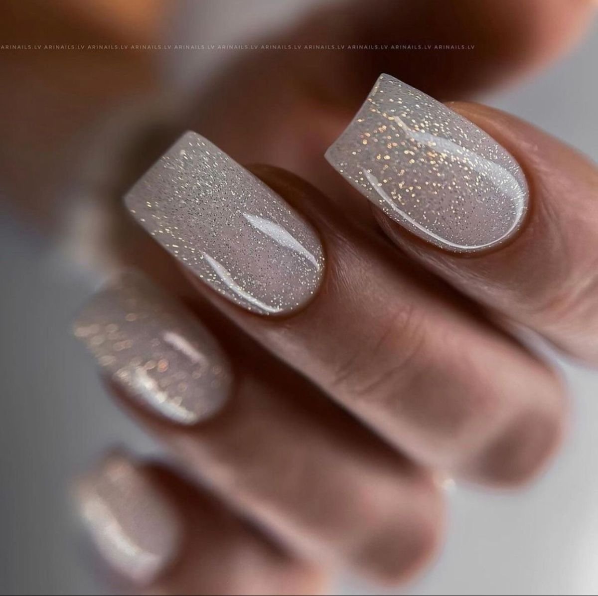 Маникюр на новый год 2023 светоотражающий