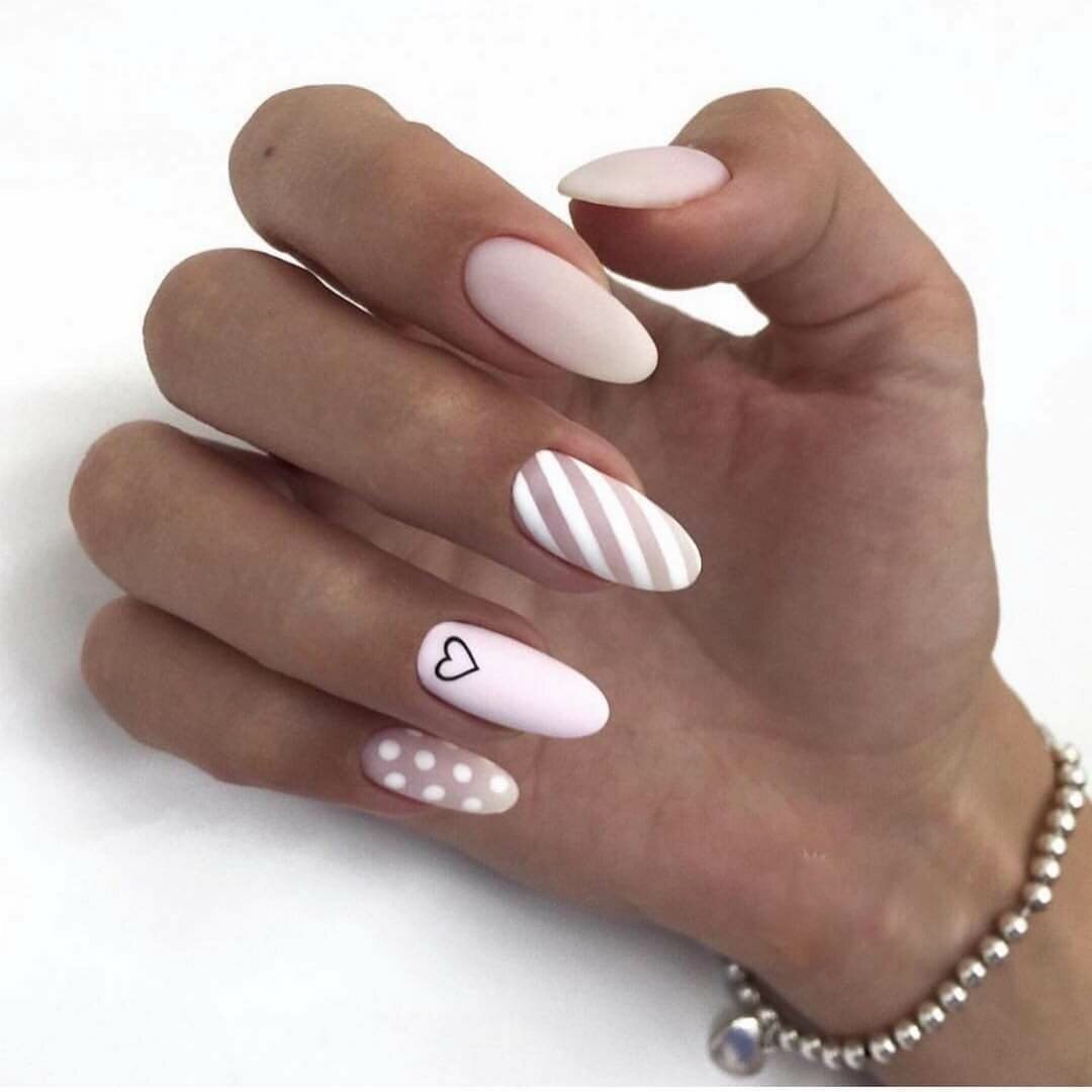 Маникюр розовый с белыми полосками
