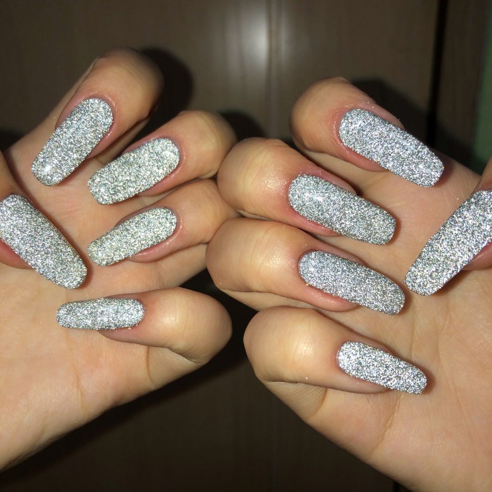 Маникюр серебристый светоотражающий
