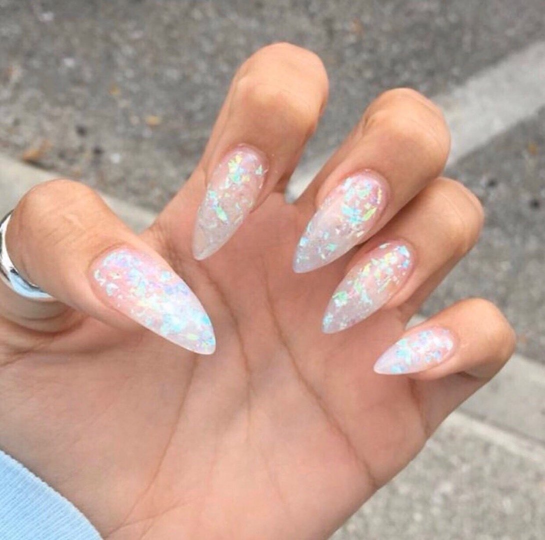 Маникюр белый прозрачный с блестками