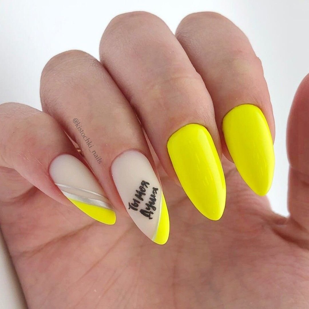 Белый маникюр 2022 миндаль