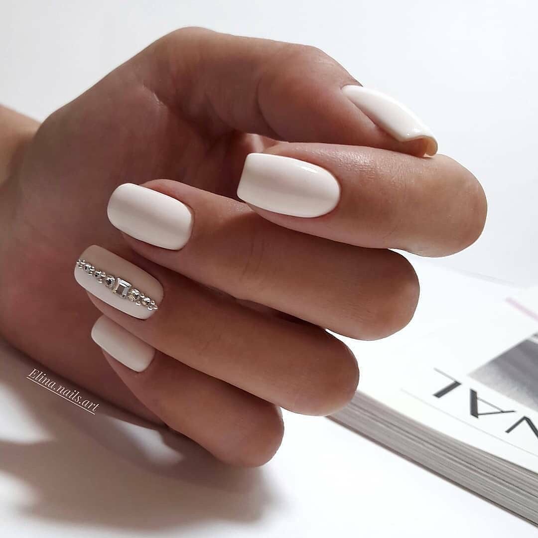 Бежевый лак с блестками