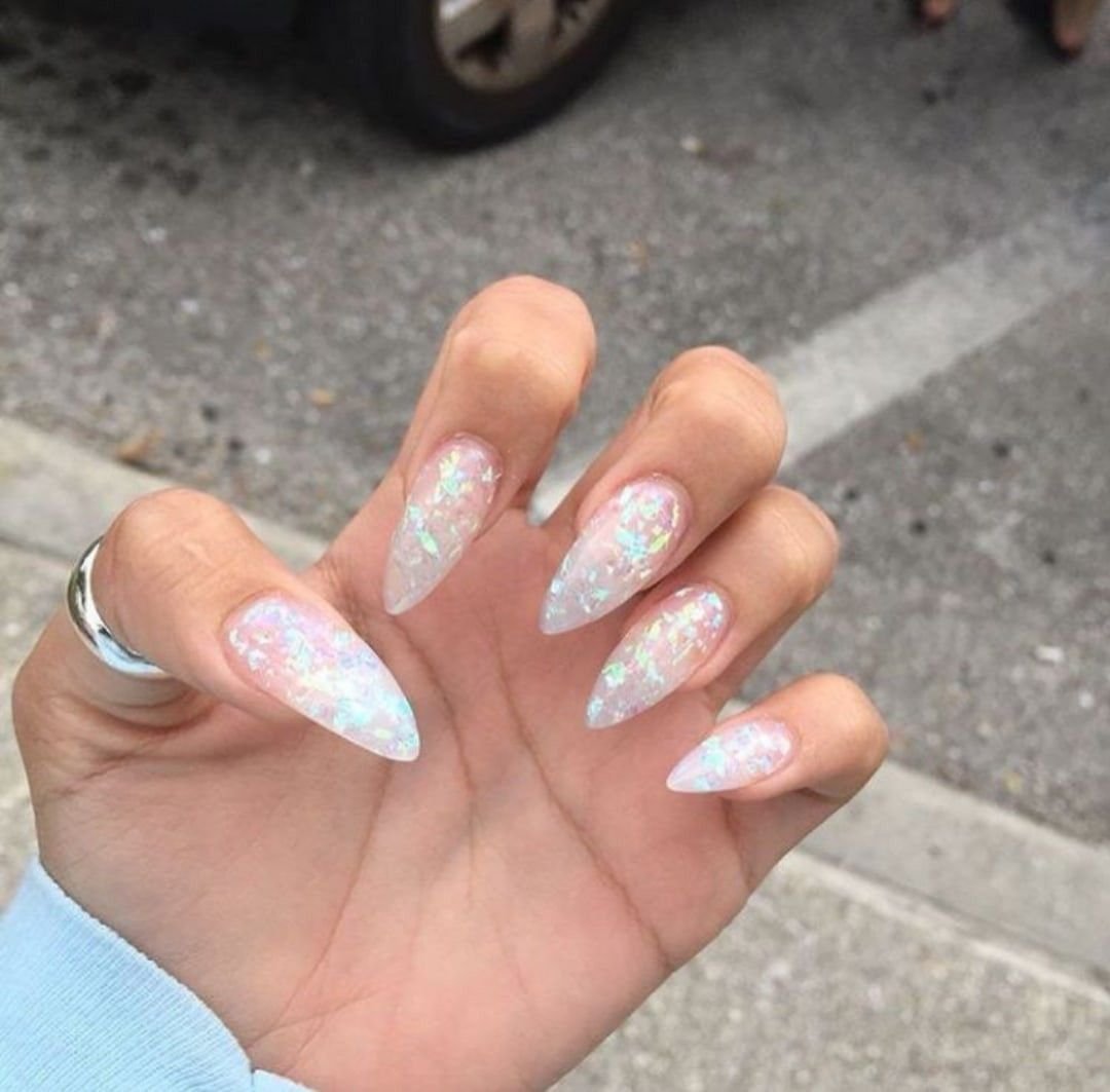 Желтые ногти с надписями