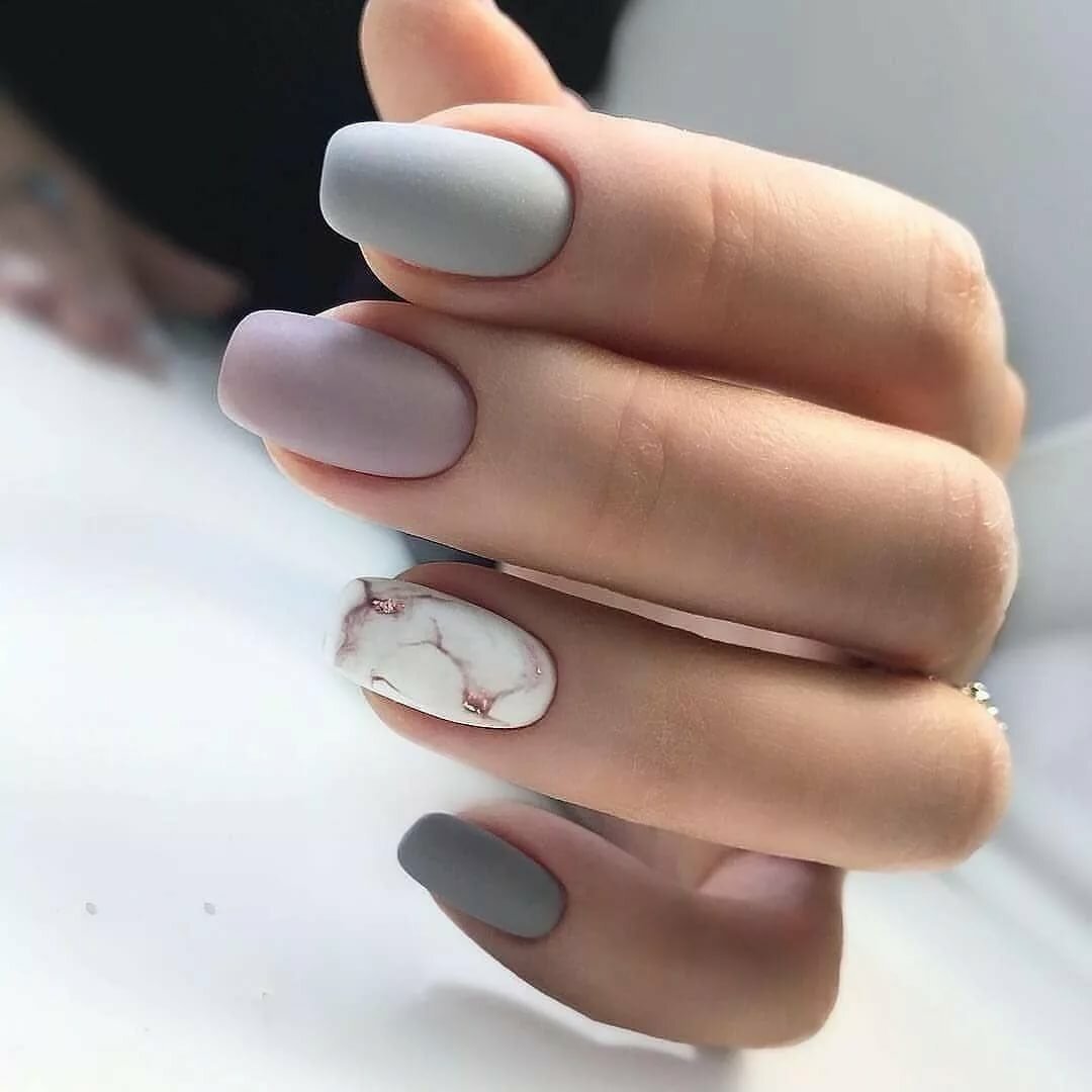 Молочный светоотражающий маникюр