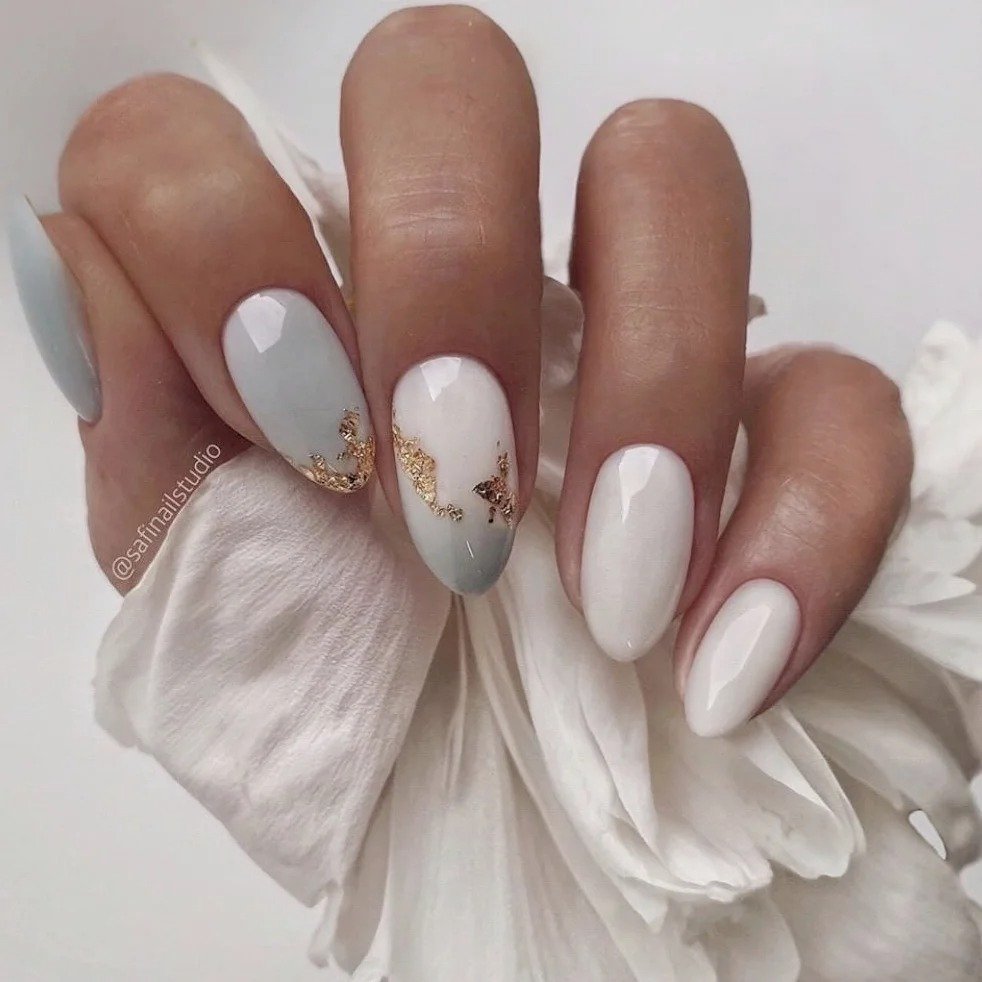 Маникюр белый френч с втиркой