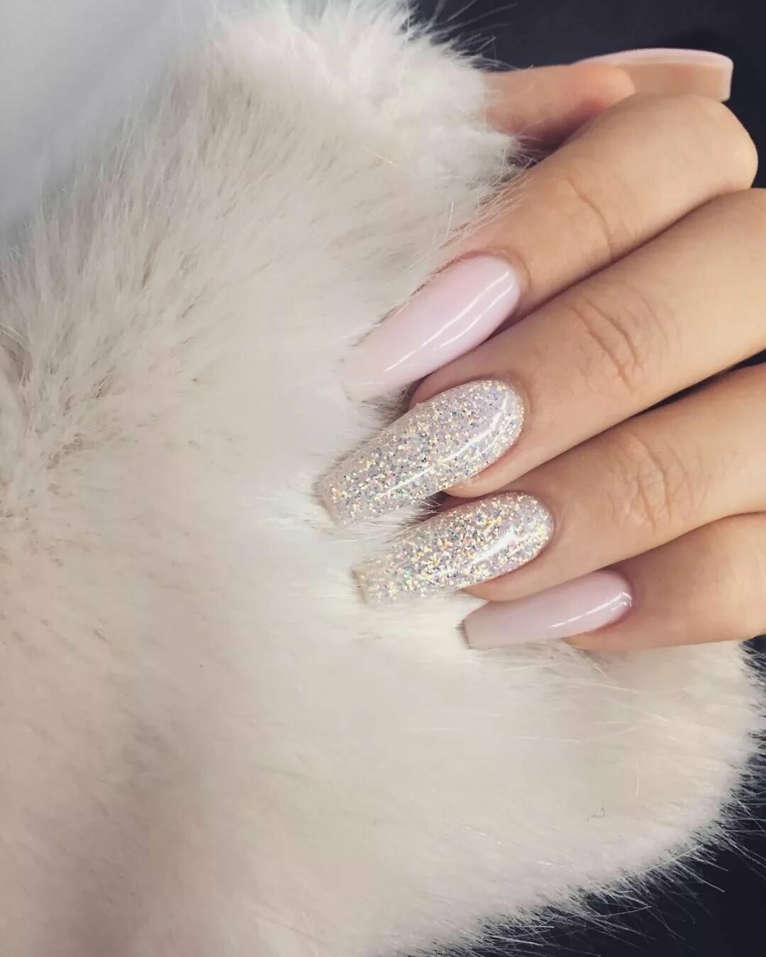 Молочный маникюр на длинные ногти