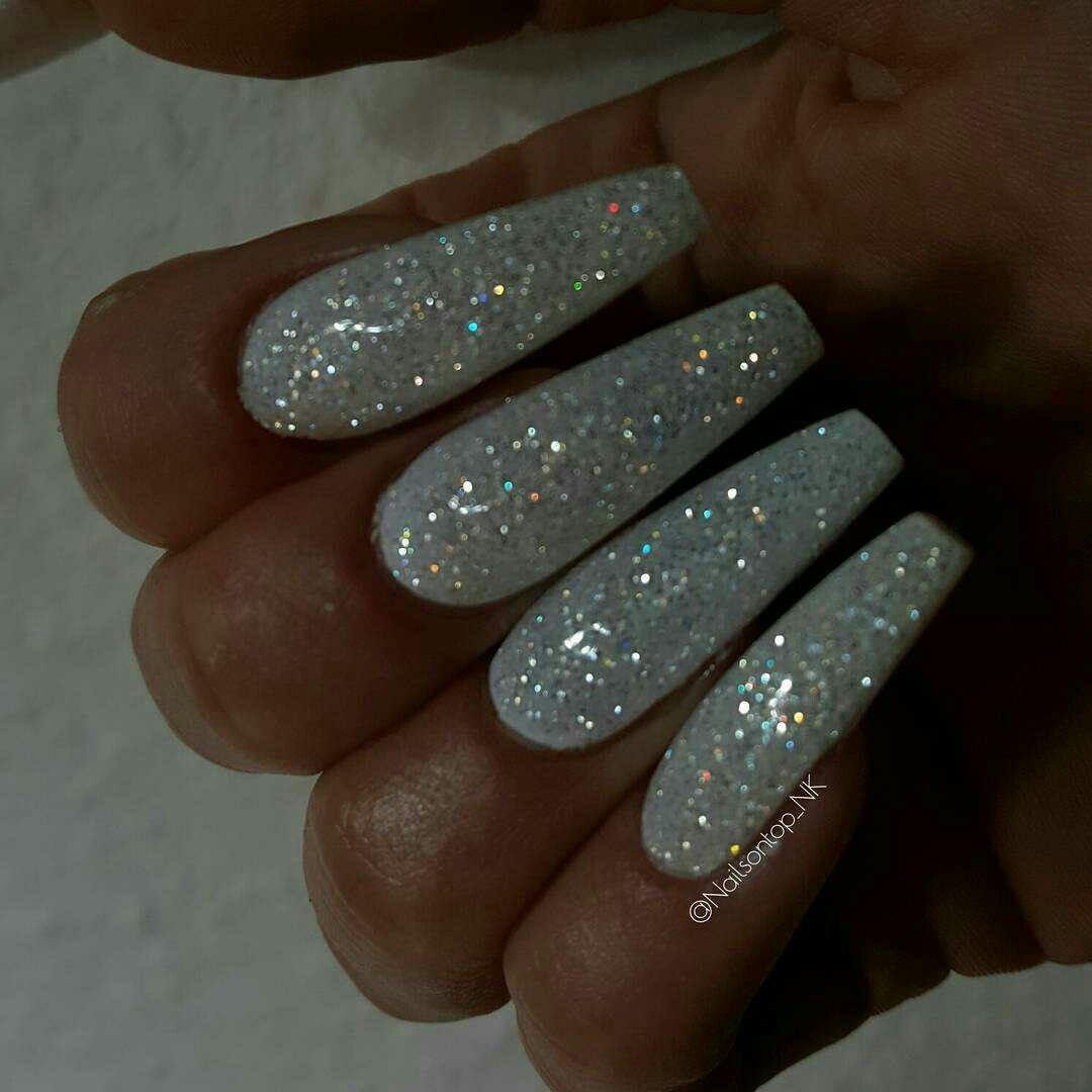 Белый маникюр с блестками