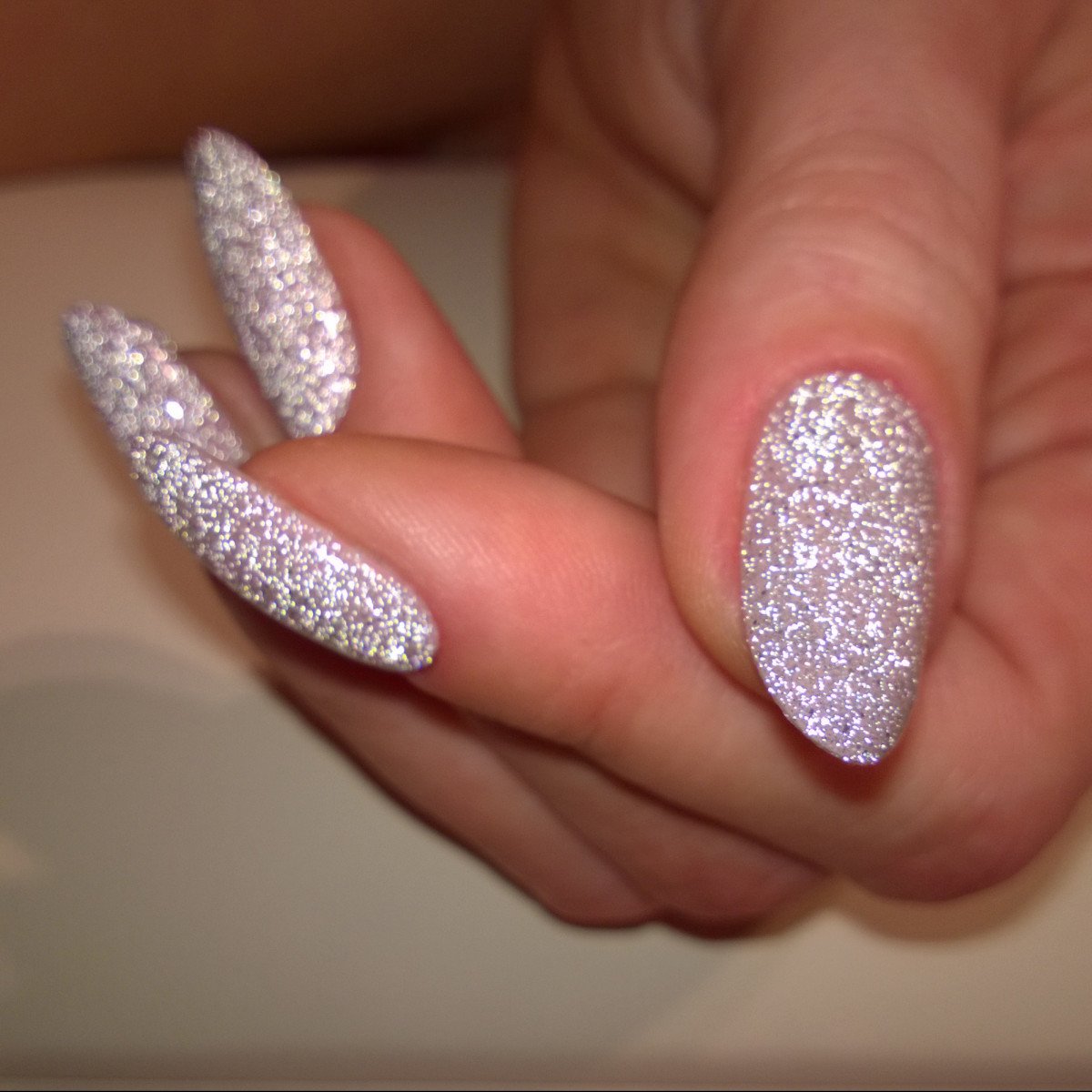 Маникюр со светоотражающими блестками