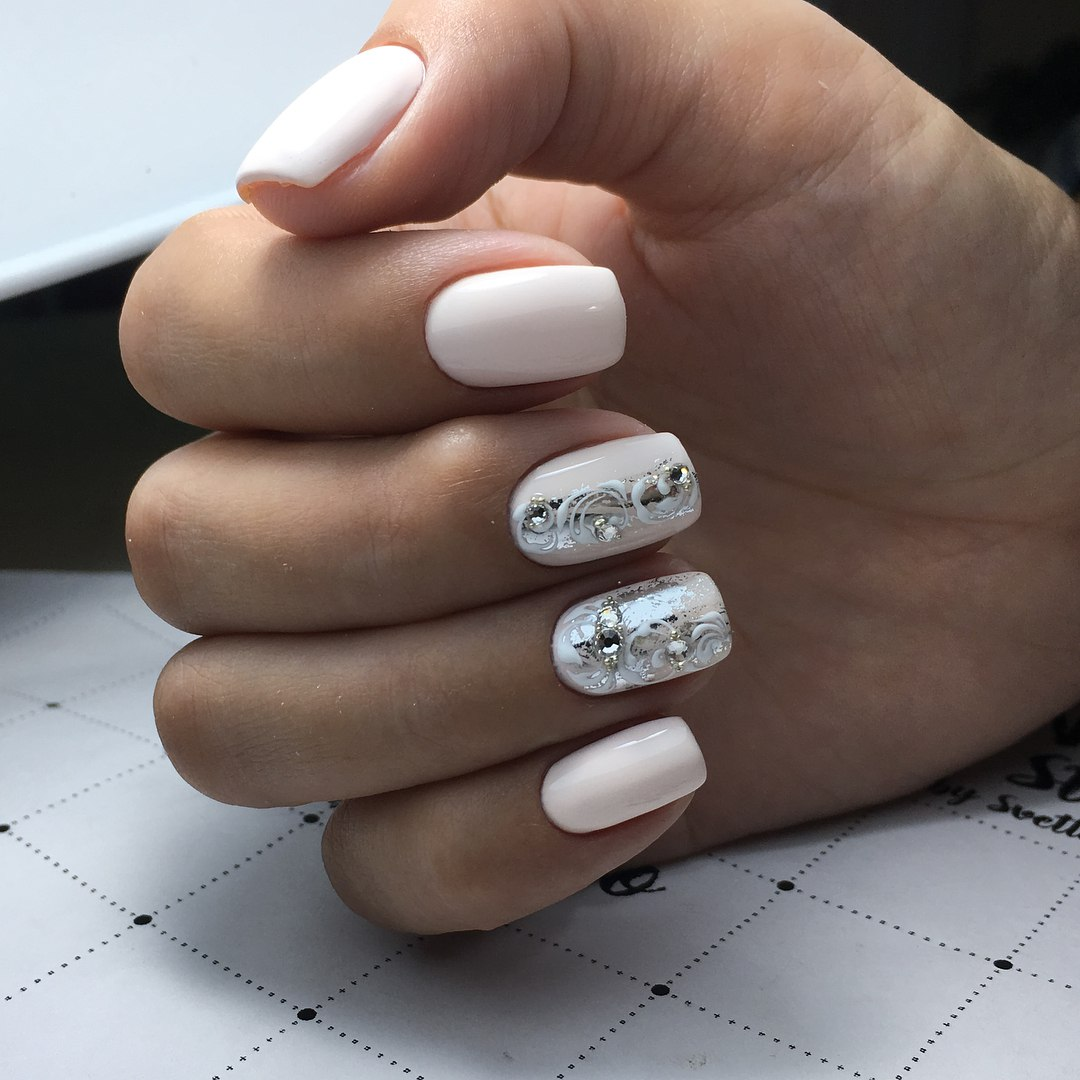 Белый маникюр
