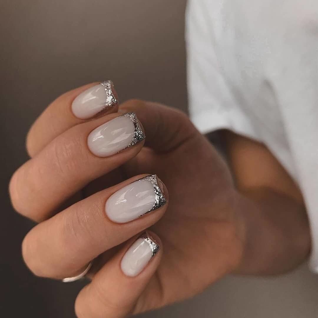Серебристый френч на ногтях