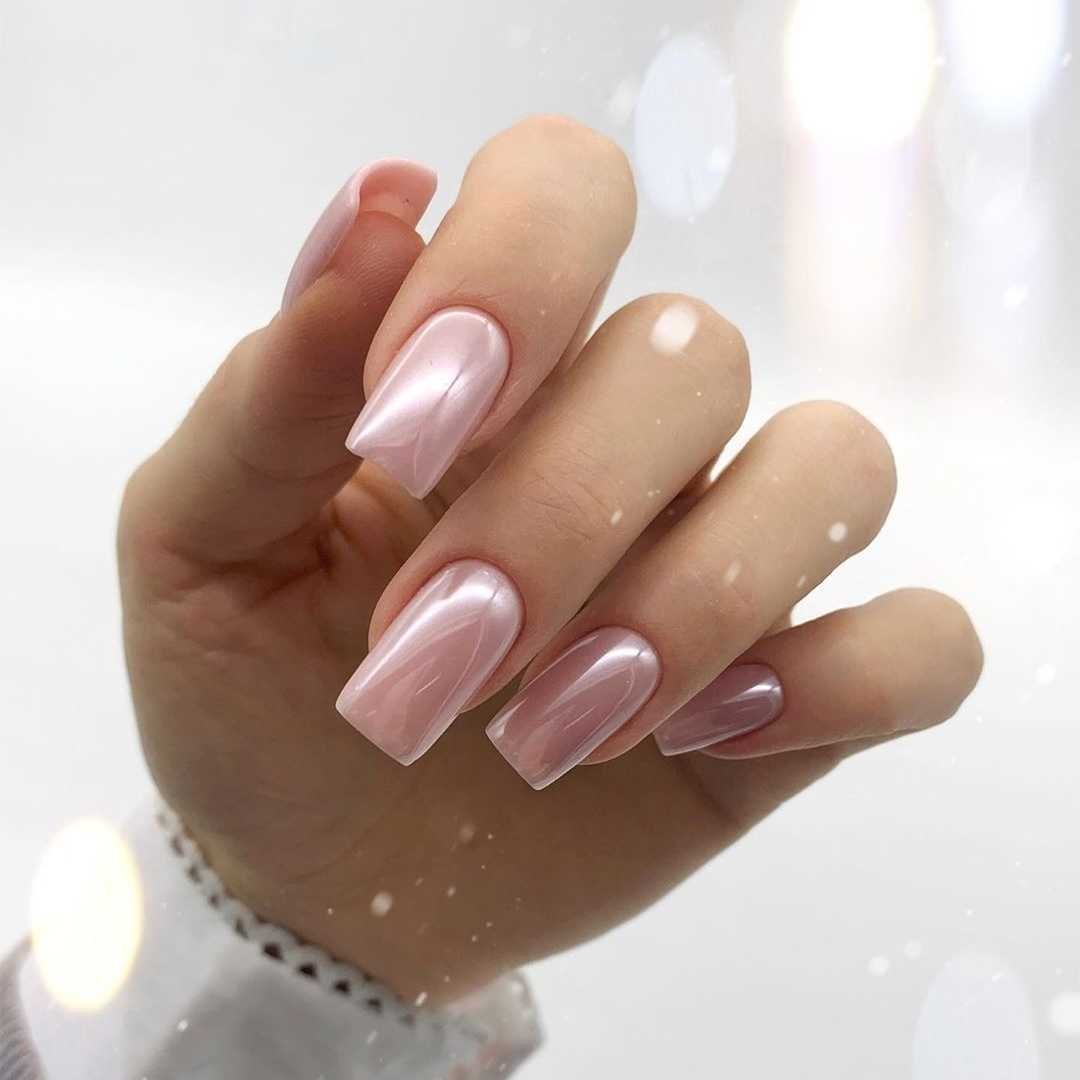 Ярко-розовый маникюр с втиркой