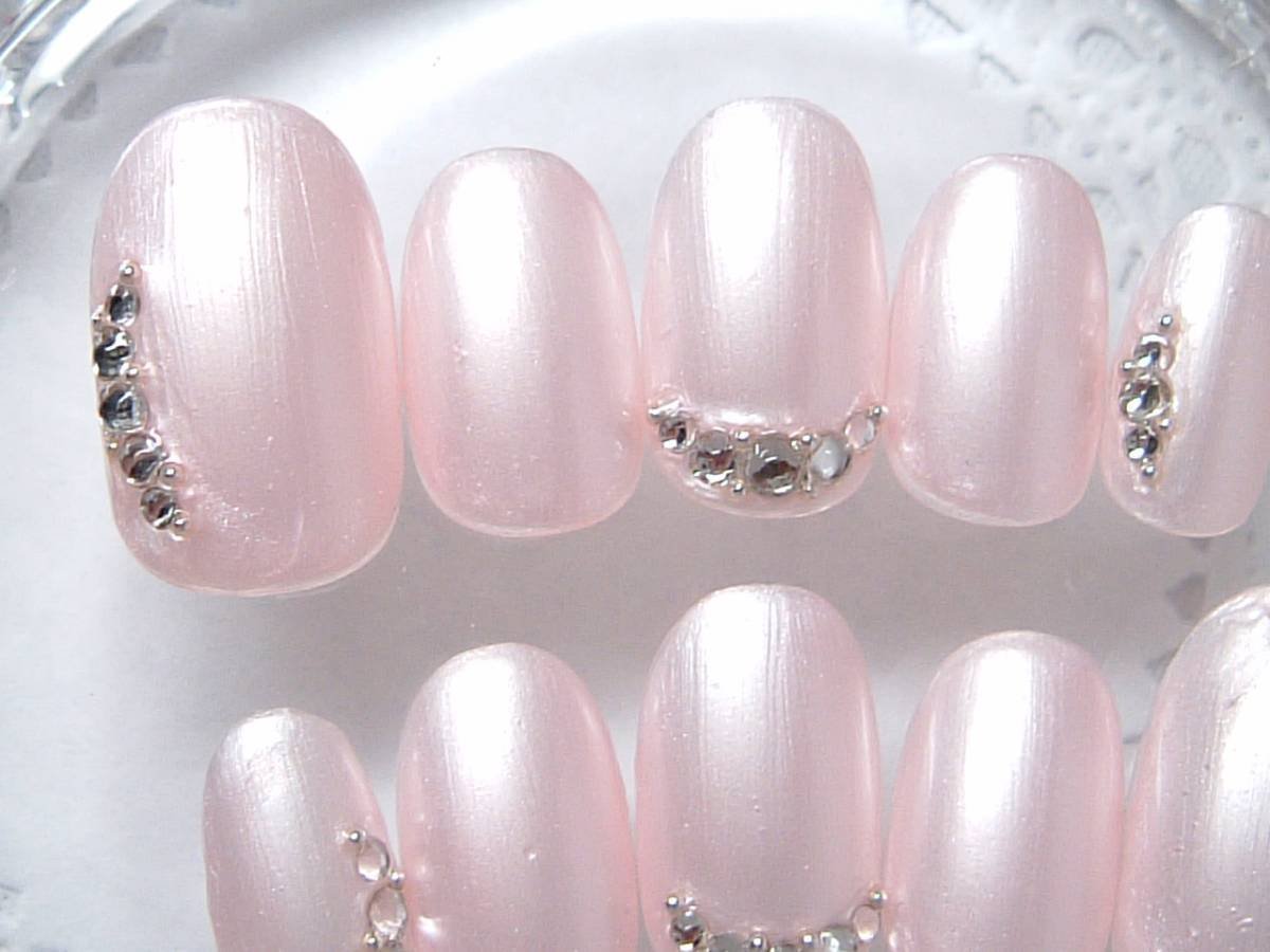 Розовые перламутровые ногти